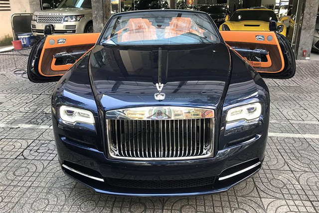 Chiếc siêu xe sang Rolls-Royce Dawn mui trần chỉ có duy nhất 1 chiếc được đưa về Việt Nam vào năm 2016, mới đây đã được công ty nhập khẩu tư nhân xe sang có tiếng tại quận 5, TP HCM cho lên xe chuyên dụng để bàn giao cho khách hàng sau khoảng 2 năm chờ khách. Chiếc siêu xe sang Rolls-Royce Dawn mui trần chỉ có duy nhất 1 chiếc được đưa về Việt Nam vào năm 2016, mới đây đã được công ty nhập khẩu tư nhân xe sang có tiếng tại quận 5, TP HCM cho lên xe chuyên dụng để bàn giao cho khách hàng sau khoảng 2 năm chờ khách.