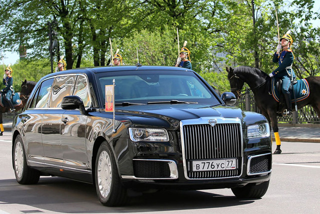 Aurus Senat là mẫu xe sang nguyên thủ, được Nga sản xuất trong nước, thay thế cho Mercedes-Benz S600 Guard Pullman. Chiếc xe của tổng thống Nga trang bị nhiều tính năng bảo vệ và tấn công theo tiêu chuẩn của Cơ quan bảo vệ liên bang Nga. Chiếc xe bọc thép sử dụng động cơ V8, dung tích 4.4 lít, được phát triển bởi NAMI và Porsche. Aurus Senat là mẫu xe sang nguyên thủ, được Nga sản xuất trong nước, thay thế cho Mercedes-Benz S600 Guard Pullman. Chiếc xe của tổng thống Nga trang bị nhiều tính năng bảo vệ và tấn công theo tiêu chuẩn của Cơ quan bảo vệ liên bang Nga. Chiếc xe bọc thép sử dụng động cơ V8, dung tích 4.4 lít, được phát triển bởi NAMI và Porsche.