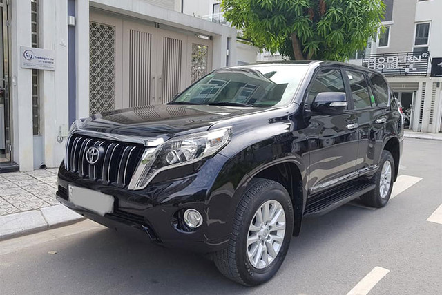 Chiếc xe Toyota Land Cruiser Prado TXL 2016 được chào bán từ một đại lý ôtô đã qua sử dụng tại Hà Nội. Chiếc xe này còn khá mới, tình trạng nội ngoại thất còn khá nguyên bản. Phiên bản này được xem liền kề trước phiên bản nâng cấp vừa ra mắt cuối năm 2017 vừa qua.