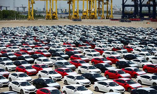 Ôtô nhập nguyên chiếc ùn ùn về Việt Nam “tháng cô hồn“ Oto nhap nguyen chiec un un ve Viet Nam “thang co hon“