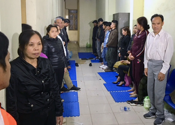 Hơn 10 phụ nữ bị bắt giữ trong sới bạc 'khủng'. Hơn 10 phụ nữ bị bắt giữ trong sới bạc 'khủng'.