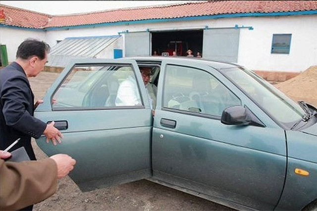 Trái với hình ảnh những chiếc siêu xe sang Mercedes-Maybach bọc thép bóng bẩy ở những chuyến công du quốc tế hồi đầu năm nay, lãnh đạo Triều Tiên Kim Jong-un mới đây đã bất ngờ xuất hiện trong một chiếc xe Lada Priora cũ, bình dân màu xanh lá cây sau chuyến thị sát khu vực biên giới của mình. Trái với hình ảnh những chiếc siêu xe sang Mercedes-Maybach bọc thép bóng bẩy ở những chuyến công du quốc tế hồi đầu năm nay, lãnh đạo Triều Tiên Kim Jong-un mới đây đã bất ngờ xuất hiện trong một chiếc xe Lada Priora cũ, bình dân màu xanh lá cây sau chuyến thị sát khu vực biên giới của mình.