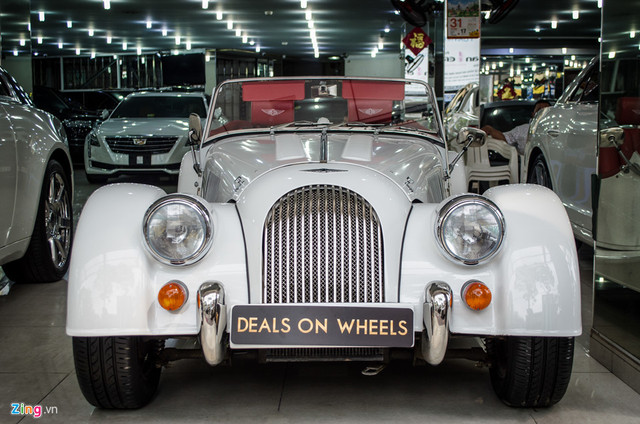 Mẫu xe cổ Morgan Plus 4 mui trần mới về Việt Nam theo diện nhập khẩu tư nhân. Xe giữ thiết kế cổ điển, không thay đổi từ khi ra mắt lần đầu tiên vào năm 1950. Đầu xe dài, kính chắn gió dạng pop-up, đuôi xe ngắn và hốc bánh lộ ra ngoài. Những gì thay đổi trên Morgan Plus 4 gần 70 năm tồn tại chủ yếu tập trung vào hệ truyền động để phù hợp với thời đại.