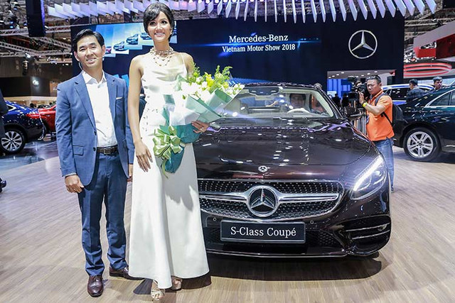 Hoa hậu H’Hen Niê đọ dáng cùng dàn xe sang Mercedes-Benz Hoa hau H’Hen Nie do dang cung dan xe sang Mercedes-Benz
