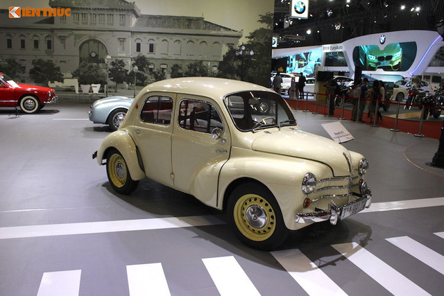Đây là chiếc xe ôtô Renault 4CV "huyền thoại". Nó được vị tướng tình báo Phạm Xuân Ẩn thường xuyên sử dụng trong những điệp vụ nằm vùng suốt một thời gian dài thời chiến. Renault 4 CV là chiếc xe bốn cửa, được sản xuất bởi hãng Renault của Pháp từ năm 1947 đến 1961.