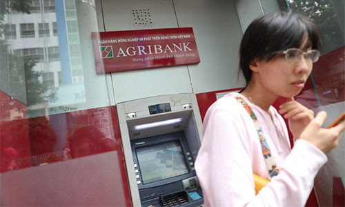 NHNN chỉ đạo các ngân hàng tạm dừng tăng phí ATM - Ảnh: HỮU KHOA NHNN chỉ đạo các ngân hàng tạm dừng tăng phí ATM - Ảnh: HỮU KHOA