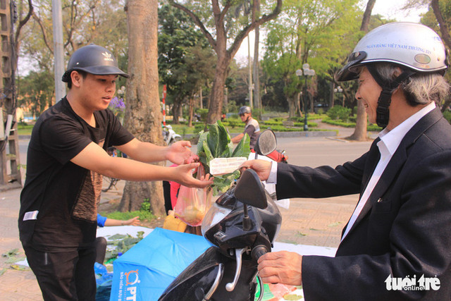 Giờ tan tầm, rất đông người dân thủ đô đến các địa điểm "giải cứu" mua giúp bà con nông dân - Ảnh: HÀ THANH Giờ tan tầm, rất đông người dân thủ đô đến các địa điểm "giải cứu" mua giúp bà con nông dân - Ảnh: HÀ THANH