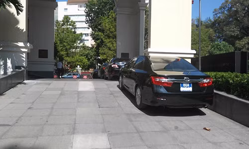 Thu truong di taxi va pho tong thong ve que bang tau hoa