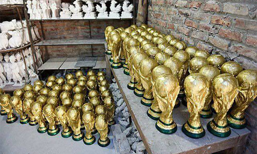 Cúp vàng World Cup bằng thạch cao đang là mặt hàng hot. Cúp vàng World Cup bằng thạch cao đang là mặt hàng hot.