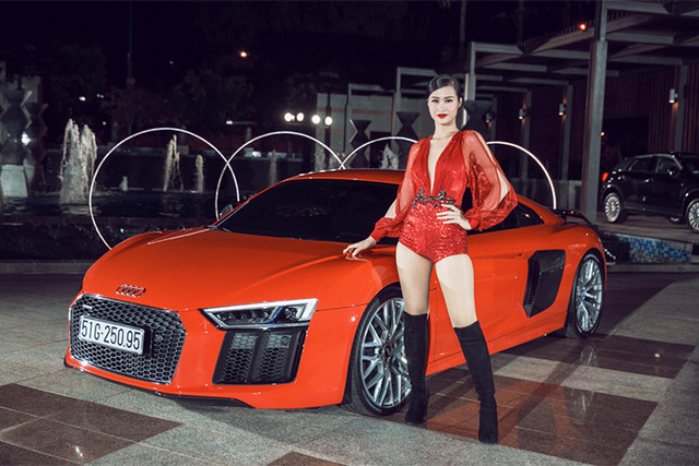 Trong giới showbiz Việt, ngoài ca sĩ Tuấn Hưng tậu Ferrari 488 GTB thì cặp đôi Đông Nhi - Ông Cao Thắng cũng từng gây "sốt" khi thu nạp chiếc siêu xe Audi R8 V10 Plus 2016 vào tháng 1/2017. Thời điểm này, R8 V10 Plus có mức giá lên tới gần 13 tỷ đồng tại Việt Nam. Trong giới showbiz Việt, ngoài ca sĩ Tuấn Hưng tậu Ferrari 488 GTB thì cặp đôi Đông Nhi - Ông Cao Thắng cũng từng gây "sốt" khi thu nạp chiếc siêu xe Audi R8 V10 Plus 2016 vào tháng 1/2017. Thời điểm này, R8 V10 Plus có mức giá lên tới gần 13 tỷ đồng tại Việt Nam.