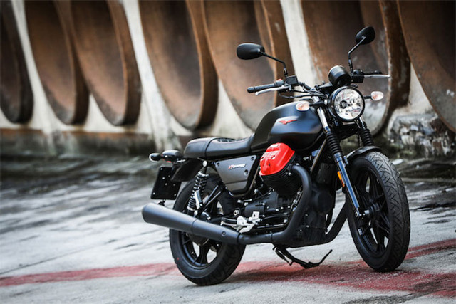 Thương hiệu môtô phân khối lớn đình đám - Moto Guzzi tại thị trường Malaysia vừa chính thức ra mắt mẫu xe hoài cổ Moto Guzzi V7 III Carbon 2018. Đây được xem là phiên bản mới nhất trong dòng sản phẩm Moto Guzzi Classic dành cho thị trường toàn cầu, trong đó có Châu Á.