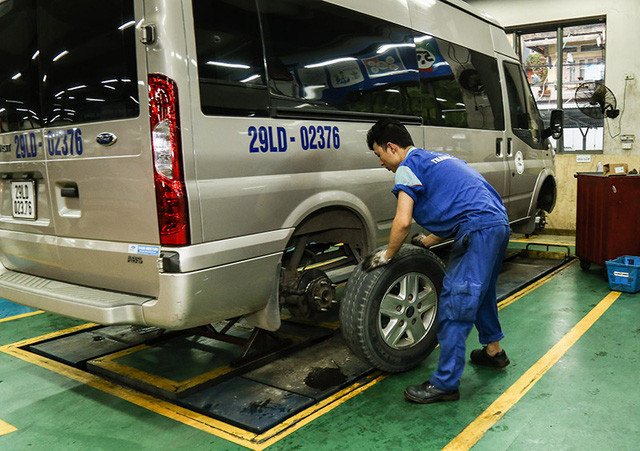 Việc đảo lốp từ phía trước ra phía sau và từ phải qua trái (đảo lốp chéo) sau mỗi 20.000 km sẽ có tác dụng cân bằng độ mòn đồng đều.