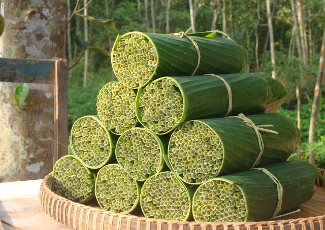 Nguồn cỏ bàng để làm ống hút cỏ phải có tuổi đời từ 1 - 2 năm. Sản phẩm được sản xuất thủ công, tỉ mẩn từng công đoạn. Ảnh: Cửa hàng 3T.