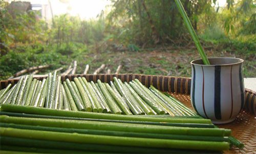 Các sản phẩm ống hút cỏ ra đời với mục đích thay đổi thói quen sử dụng nhiều ống hút nhựa vừa ảnh hưởng sức khỏe vừa gây hại cho môi trường. Ảnh: Thuận Hải.