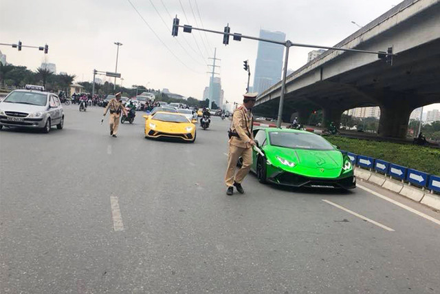 Sau khi tập trung tại Hà Nội, chiều ngày 2/3, dàn siêu xe triệu đô trong hành trình Car & Passion 2018 đã rời địa điểm tập trung để xuống Hải Dương tiếp tục hành trình. Tuy nhiên, khi những siêu xe này lăn bánh trên đường phố và ra cao tốc Hà Nội - Hải Phòng, một số siêu xe trong đoàn đã bị cảnh sát "tóm gọn" vì gặp phải một số lỗi khi tham gia giao thông. Sau khi tập trung tại Hà Nội, chiều ngày 2/3, dàn siêu xe triệu đô trong hành trình Car & Passion 2018 đã rời địa điểm tập trung để xuống Hải Dương tiếp tục hành trình. Tuy nhiên, khi những siêu xe này lăn bánh trên đường phố và ra cao tốc Hà Nội - Hải Phòng, một số siêu xe trong đoàn đã bị cảnh sát "tóm gọn" vì gặp phải một số lỗi khi tham gia giao thông.