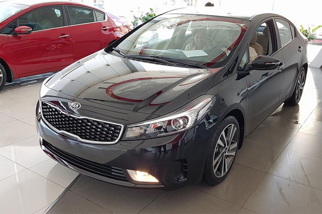 Phiên bản mới với mức giá rẻ hơn là mẫu xe Kia Cerato SMT đã có mặt tại các đại lý Kia trong tháng 5/2018 vừa qua với mức giá chỉ 499 triệu đồng. Với mức giá này, Kia Cerato SMT trở thành mẫu xe có giá bán thấp nhất trong phân khúc hạng C tại thị trường Việt Nam. Phiên bản mới với mức giá rẻ hơn là mẫu xe Kia Cerato SMT đã có mặt tại các đại lý Kia trong tháng 5/2018 vừa qua với mức giá chỉ 499 triệu đồng. Với mức giá này, Kia Cerato SMT trở thành mẫu xe có giá bán thấp nhất trong phân khúc hạng C tại thị trường Việt Nam.