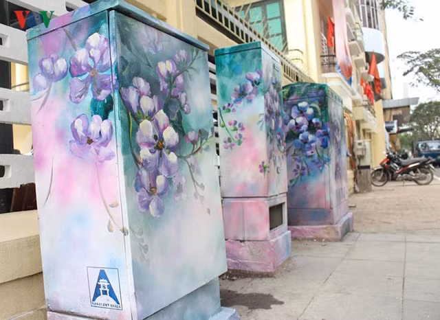 Những ngày gần đây, người dân khi đi qua ngã tư Lý Thường Kiệt - Phan Chu Trinh (Hà Nội) sẽ bất ngờ với những bốt điện cũ được "khoác áo mới" bằng những bức vẽ đẹp.