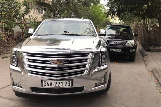 Mẫu xe SUV hạng sang Cadillac Escalade Platinum được du nhập vào thị trường trong nước dưới dạng nhập khẩu tư nhân, tại Việt Nam mẫu xe này xuất hiện trên đường phố với số lượng khá ít ỏi. Mới đây chủ nhân của chiếc Cadillac Escalade mang hộ khẩu Hải Dương lên đời bằng “dàn áo”mạ crôm sáng bóng. Mẫu xe SUV hạng sang Cadillac Escalade Platinum được du nhập vào thị trường trong nước dưới dạng nhập khẩu tư nhân, tại Việt Nam mẫu xe này xuất hiện trên đường phố với số lượng khá ít ỏi. Mới đây chủ nhân của chiếc Cadillac Escalade mang hộ khẩu Hải Dương lên đời bằng “dàn áo”mạ crôm sáng bóng.