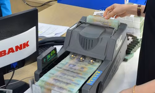 Nhiều ngân hàng liên tục điều chỉnh phí dịch vụ trong thời gian gần đây. Ảnh: TẤN THẠNH