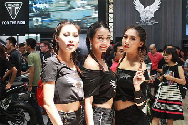 So với những kỳ triển lãm về phương tiện vận tải và công nghiệp phụ trợ trước đây, triển lãm AutoExpo 2018 năm nay đã có phần nhộn nhịp hơn nhờ sự xuất hiện của 4 thương hiệu môtô phân khối lớn chính hãng gồm Ducati, Triumph, Harley Davidson và Royal Enfield. So với những kỳ triển lãm về phương tiện vận tải và công nghiệp phụ trợ trước đây, triển lãm AutoExpo 2018 năm nay đã có phần nhộn nhịp hơn nhờ sự xuất hiện của 4 thương hiệu môtô phân khối lớn chính hãng gồm Ducati, Triumph, Harley Davidson và Royal Enfield.