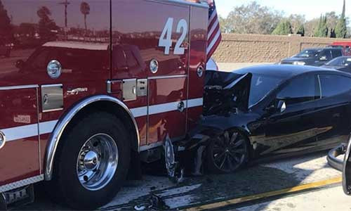 Siêu xe điện Tesla Model S gặp nạn khi đang tự lái.