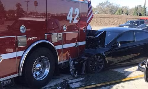 Siêu xe điện Tesla Model S gặp nạn khi đang tự lái.