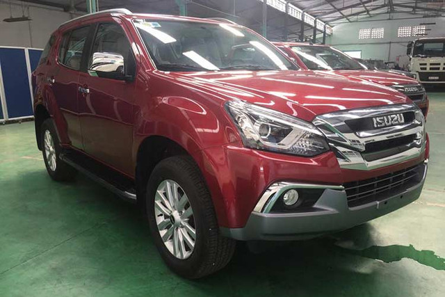 "Chạm mặt" Isuzu Mu-X mới giá 820 triệu tại Việt Nam Theo hình ảnh được ghi nhận được từ nhà máy của hãng tại TP HCM thì mẫu xe Isuzu Mu-X 2018 mới là mẫu phiên bản cải tiến với thiết kế thay đổi ở ngoại hình, giúp mang lại cái nhìn hiện đại hơn cho mẫu SUV đối thủ của Toyota Fortuner. Ở bản cập nhật, xe vẫn giữ nguyên kích thước tổng thể lần lượt là dài 4.825 mm, rộng 1.860 mm và cao 1.840 mm.