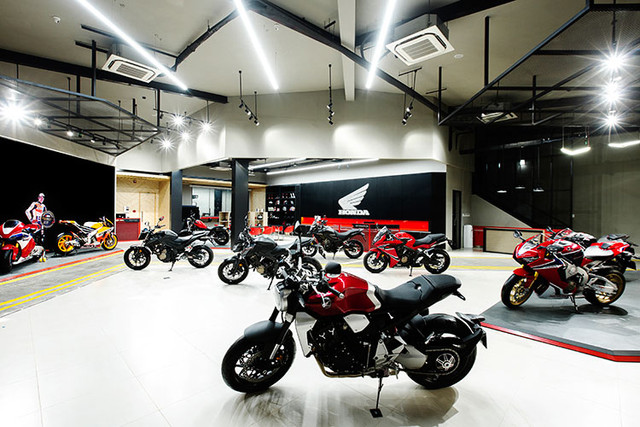 Honda Việt Nam vừa chính thức công bố giá bán 9 mẫu xe Honda phân khối lớn tại thị trường Việt Nam. Cùng với đó là sự kiện đại lý môtô phân khối lớn đầu tiên của hãng đi vào hoạt động. Honda Việt Nam vừa chính thức công bố giá bán 9 mẫu xe Honda phân khối lớn tại thị trường Việt Nam. Cùng với đó là sự kiện đại lý môtô phân khối lớn đầu tiên của hãng đi vào hoạt động.