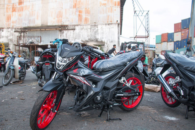 Sau khi ra mắt tại thị trường Indonesia, mẫu xe máy Honda Sonic 150R 2018 thuộc phân khúc côn tay cỡ nhỏ đã có mặt tại các đại lý bán xe máy tư nhân tại Việt Nam. Sonic 150R phiên bản mới đánh dấu sự trở lại của dòng xe đường phố từng rất được yêu thích của Honda tại Châu Á. Sau khi ra mắt tại thị trường Indonesia, mẫu xe máy Honda Sonic 150R 2018 thuộc phân khúc côn tay cỡ nhỏ đã có mặt tại các đại lý bán xe máy tư nhân tại Việt Nam. Sonic 150R phiên bản mới đánh dấu sự trở lại của dòng xe đường phố từng rất được yêu thích của Honda tại Châu Á.