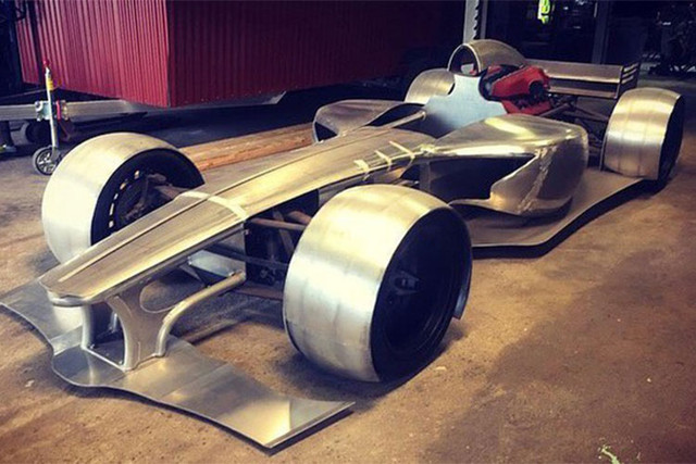 Dân chơi tự chế siêu xe đua F1 từ động cơ Ferrari cũ Dan choi tu che sieu xe dua F1 tu dong co Ferrari cu