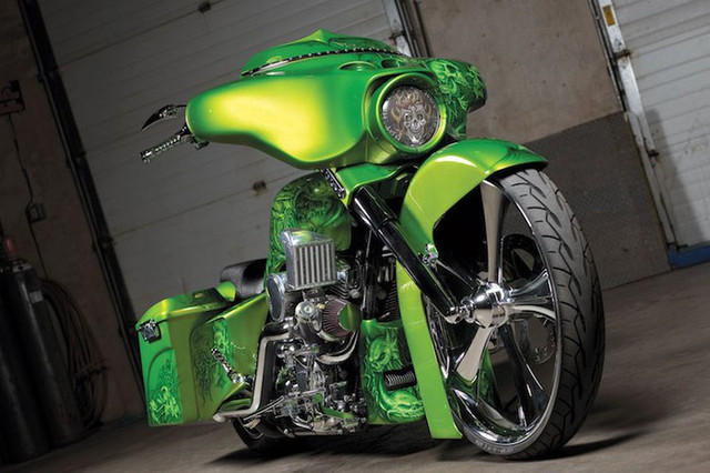 "Soi" dàn chân siêu môtô Harley-Davidson độ bagger cực độc Phong cách độ Bagger vốn là từ được sử dụng để chỉ những mẫu môtô cruiser/touring với túi hoặc hộp đựng hành lý đặt ở hai bên bánh sau xe và không có kính chắn gió trước. Tuy nhiên hiện nay, phong cách bagger đã phát triển và trở thành một trong những kiểu độ được ưa chuộng nhất, đặc biệt với những chiếc xe môtô Harley-Davidson.