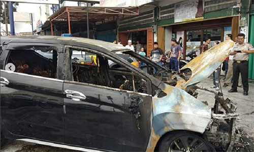 Xe Mitsubishi Xpander cháy trơ khung trên đường phố Indonesia - Hình 3 Xe Mitsubishi Xpander chay tro khung tren duong pho Indonesia-Hinh-3