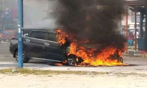 Xe Mitsubishi Xpander cháy trơ khung trên đường phố Indonesia Xe Mitsubishi Xpander chay tro khung tren duong pho Indonesia