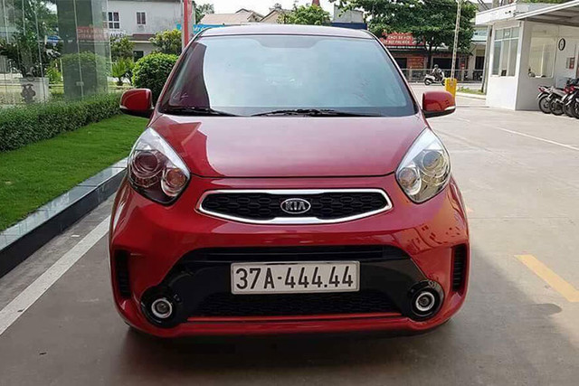 Hình ảnh về chiếc xe Kia Morning biển khủng mới đây đã xuất hiện trên mạng xã hội đã khiên những người chơi xe không khỏi "phát thèm". Người đăng tải hình ảnh lên nhóm OtoFun Nghệ An cho biết đây là biển số bấm ngẫu nhiên. Một nhân viên bán hàng của Kia - THACO chi nhánh Vinh, Nghệ An cũng xác nhận thông tin này. Hình ảnh về chiếc xe Kia Morning biển khủng mới đây đã xuất hiện trên mạng xã hội đã khiên những người chơi xe không khỏi "phát thèm". Người đăng tải hình ảnh lên nhóm OtoFun Nghệ An cho biết đây là biển số bấm ngẫu nhiên. Một nhân viên bán hàng của Kia - THACO chi nhánh Vinh, Nghệ An cũng xác nhận thông tin này.