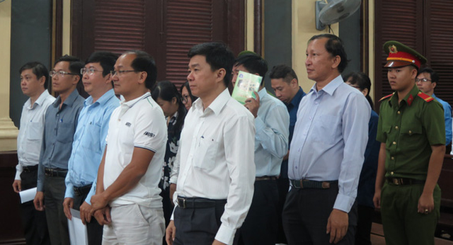 10 bị cáo trong phần xét hỏi ngày 12/3. Ảnh: TUYẾT MAI 10 bị cáo trong phần xét hỏi ngày 12/3. Ảnh: TUYẾT MAI