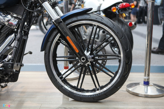 Harley-Davidson BreakOut 115 Anniversary sử dụng lốp trước 130/60B 21 inch tích hợp phanh ABS, cùm phanh kiểu 4 piston. Trong khi đó lốp sau 240/40R 18inch tích hợp ABS, cùm 2 piston. Harley-Davidson BreakOut 115 Anniversary sử dụng lốp trước 130/60B 21 inch tích hợp phanh ABS, cùm phanh kiểu 4 piston. Trong khi đó lốp sau 240/40R 18inch tích hợp ABS, cùm 2 piston.