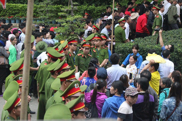 Lực lượng công an bảo đảm ANTT tại đền Hùng. Ảnh: Hải Ninh.