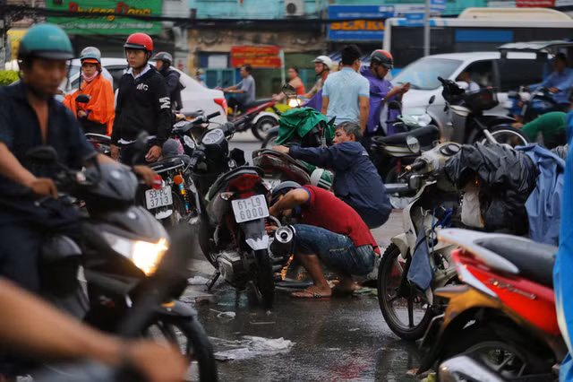 TP HCM: Mua nhu trut nuoc, duong ngap sau, xe chet may la liet-Hinh-6