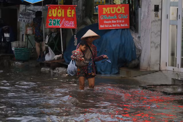 TP HCM: Mua nhu trut nuoc, duong ngap sau, xe chet may la liet-Hinh-8