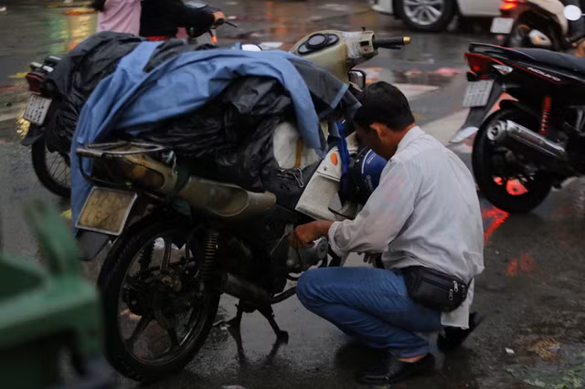 TP HCM: Mua nhu trut nuoc, duong ngap sau, xe chet may la liet-Hinh-7