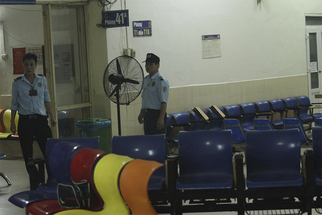 Lửa rừng rực sát bệnh viện Nhi, mẹ ném bình sữa ôm con tháo chạy - Hình 6 Lua rung ruc sat benh vien Nhi, me nem binh sua om con thao chay-Hinh-6
