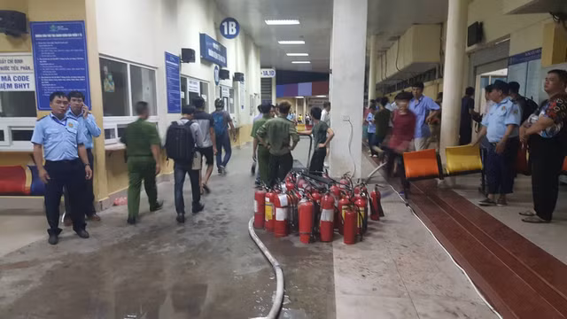 Lua rung ruc sat benh vien Nhi, me nem binh sua om con thao chay-Hinh-8