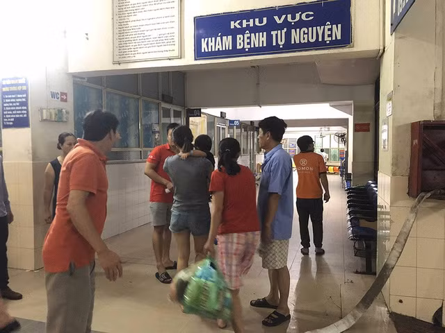 Lua rung ruc sat benh vien Nhi, me nem binh sua om con thao chay-Hinh-2