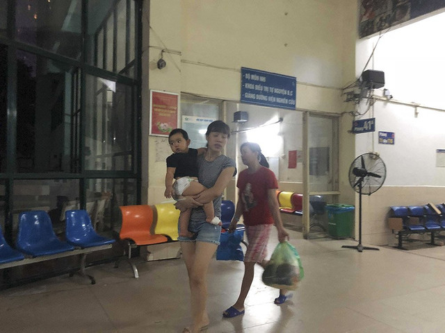 Lửa rừng rực sát bệnh viện Nhi, mẹ ném bình sữa ôm con tháo chạy - Hình 3 Lua rung ruc sat benh vien Nhi, me nem binh sua om con thao chay-Hinh-3