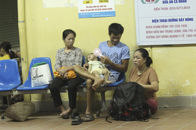 Lửa rừng rực sát bệnh viện Nhi, mẹ ném bình sữa ôm con tháo chạy - Hình 5 Lua rung ruc sat benh vien Nhi, me nem binh sua om con thao chay-Hinh-5