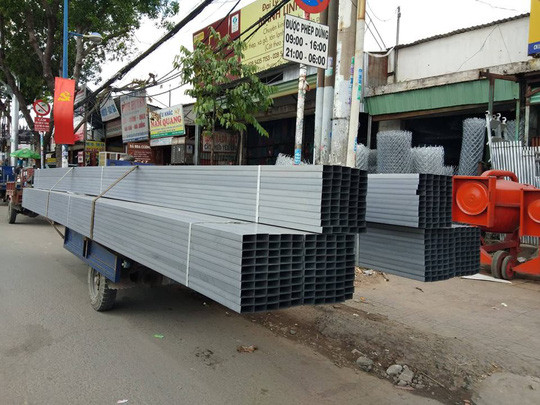 Khiếp đảm xe chở hàng kiểu “giết người” ở TP HCM - Hình 3 Khiep dam xe cho hang kieu “giet nguoi” o TP HCM-Hinh-3