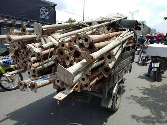 Khiếp đảm xe chở hàng kiểu “giết người” ở TP HCM Khiep dam xe cho hang kieu “giet nguoi” o TP HCM