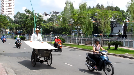 Khiếp đảm xe chở hàng kiểu “giết người” ở TP HCM - Hình 5 Khiep dam xe cho hang kieu “giet nguoi” o TP HCM-Hinh-5