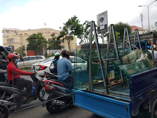 Khiếp đảm xe chở hàng kiểu “giết người” ở TP HCM - Hình 2 Khiep dam xe cho hang kieu “giet nguoi” o TP HCM-Hinh-2