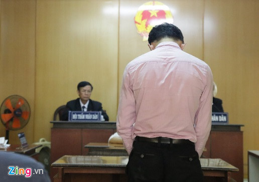 Nam giảng viên nghe HĐXX xét hỏi. Ảnh: Hoài Thanh. Nam giảng viên nghe HĐXX xét hỏi. Ảnh: Hoài Thanh.